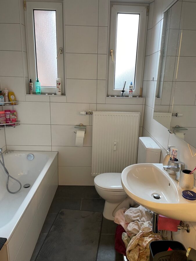 Schön geschnittene 5 Zimmer Wohnung in guter Lage - Bad