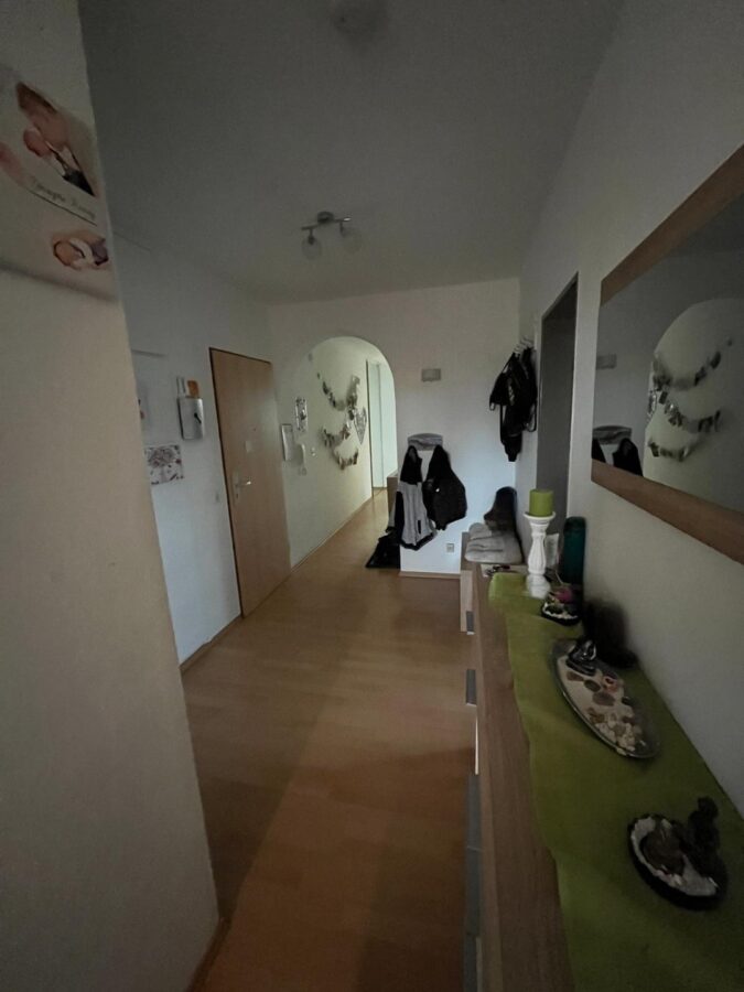 ** Gut geschnittene 4,5 Zimmer-Wohnung in Bindlach** - Flur