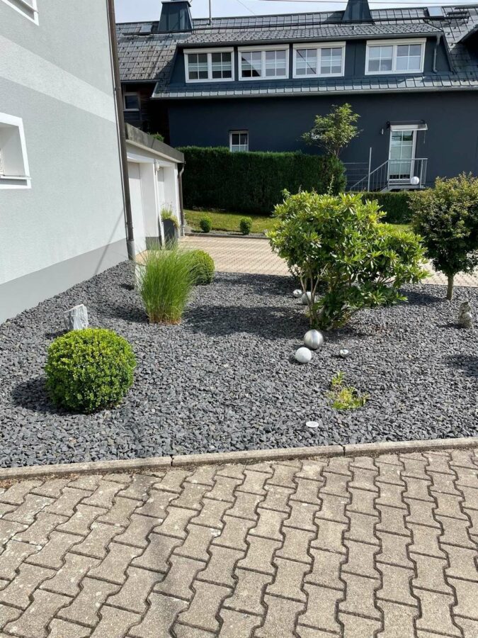 **Top gepflegtes Zweifamilienhaus** - Garten