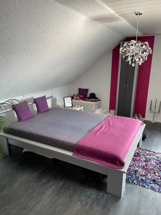 **Top gepflegtes Zweifamilienhaus** - Schlafzimmer DG