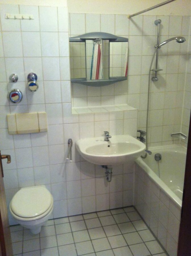 **Renovierte 1-Zimmer-Wohnung** - Bad