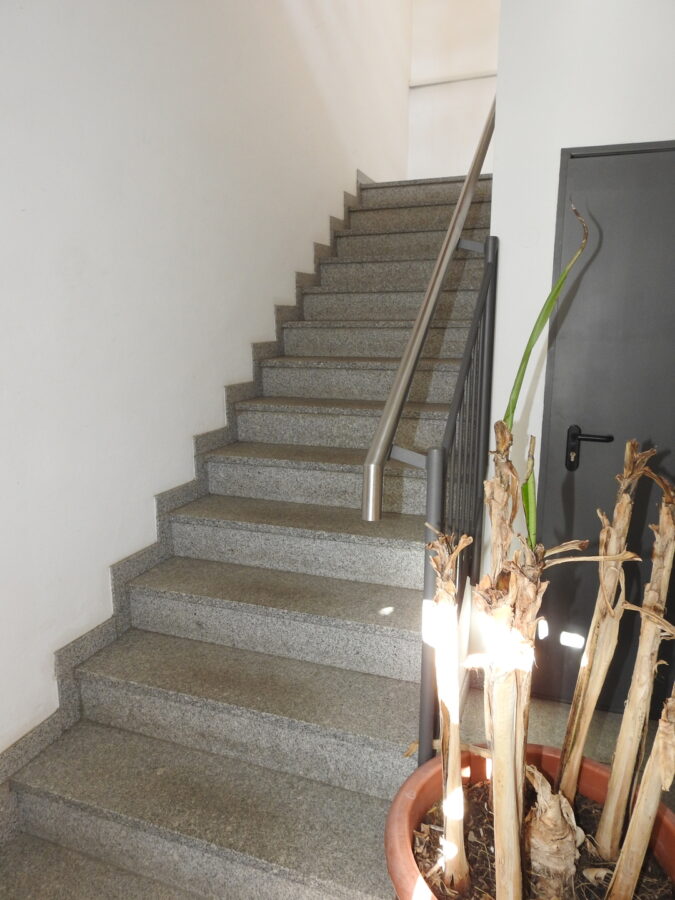 **Wohn- und Gewerbeimmobilie -denkmalgeschützt- mit guter Rendite in Hollfeld** - Treppenaufgang